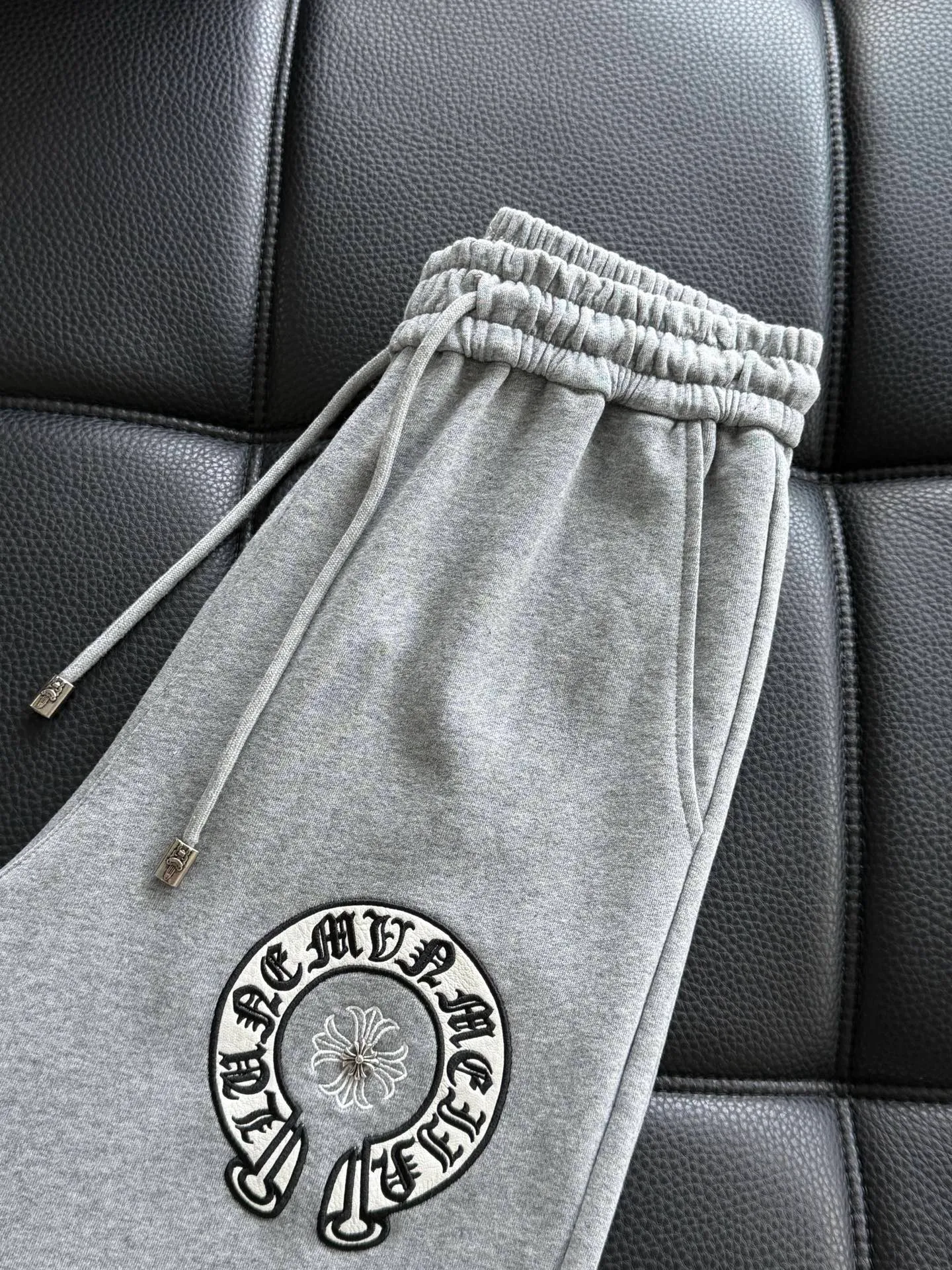P486 ChromeHearts ChromeHearts terry trousers, pursuit of quality and absolute guarantee of quality! The texture is clearly visible, the texture is soft, delicate and smooth, and the customized three-dimensional embroidery and leather craftsmanship are full of drape! The workmanship is fine and the shoulder lines are smooth. All imported chain machines are used to make the shoulder rolling strips. It has a certain thickness and is not made of cheap material but has a shiny feel that is comfortable and not tight on the upper body. It is the most avant-garde street item that can be easily matched by both men and women!  Color: black white Size: m-3xl Style number: 3750